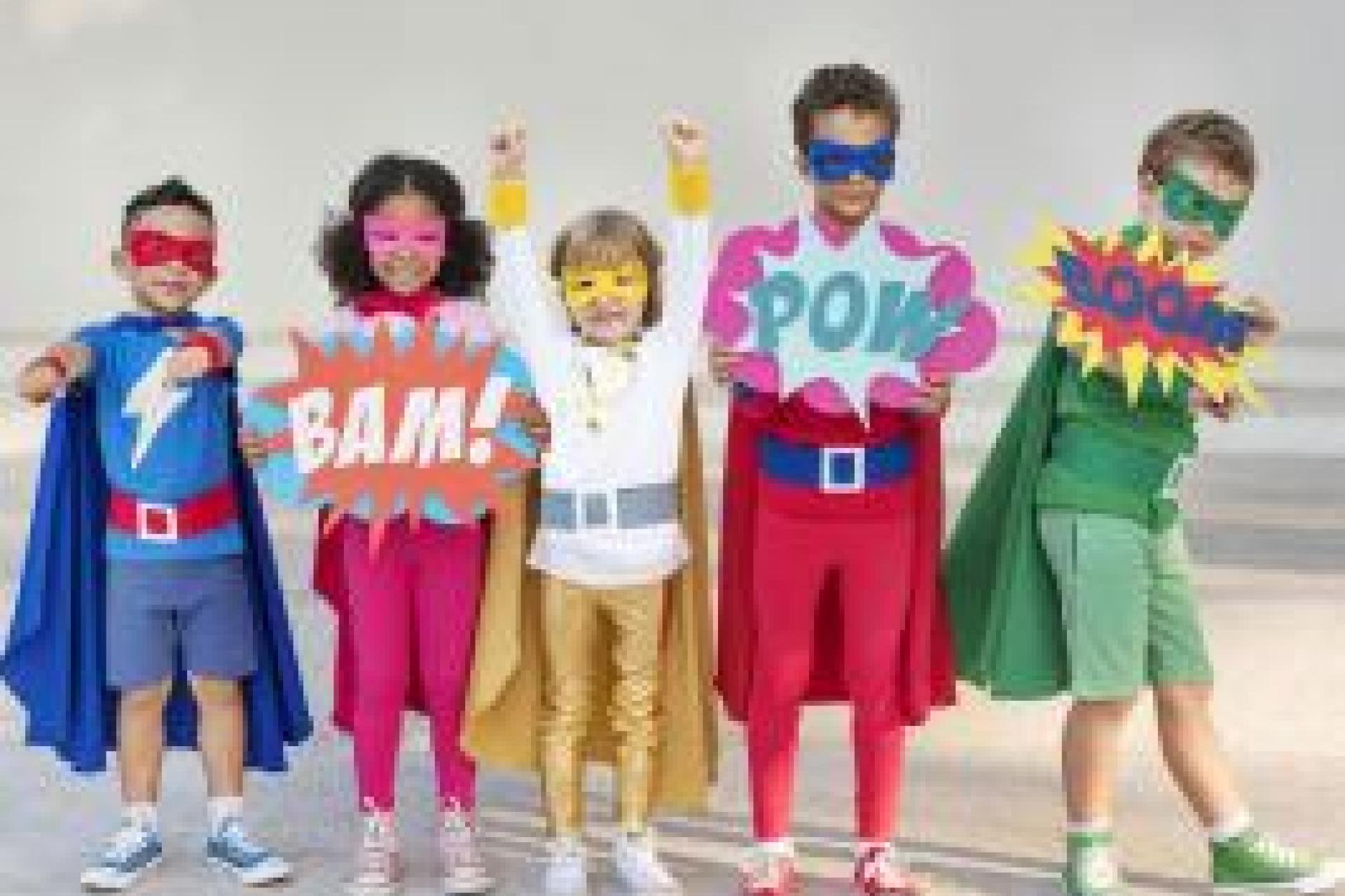 Kinderen verkleed als superhelden