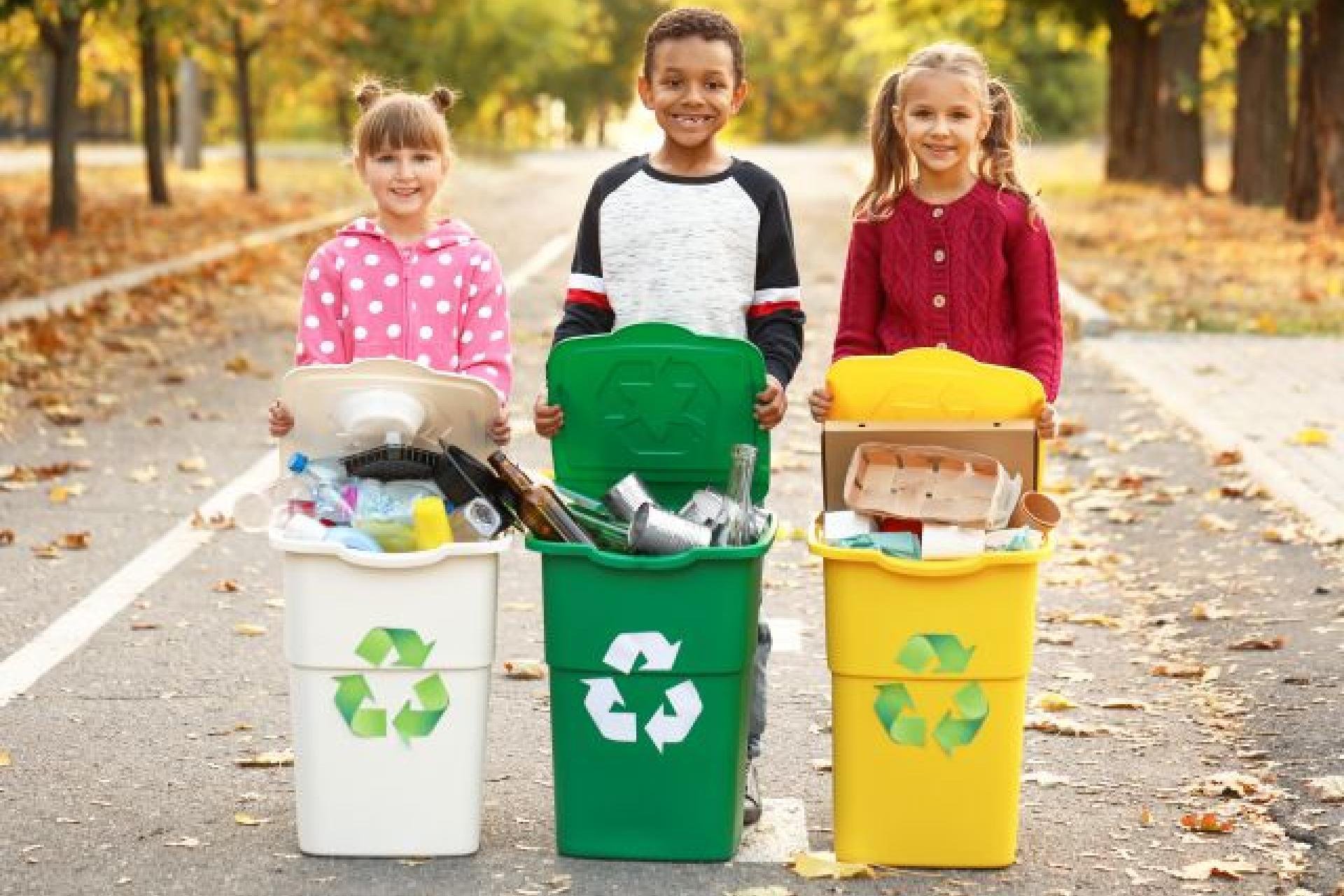 Kinderen achter container om afval te scheiden