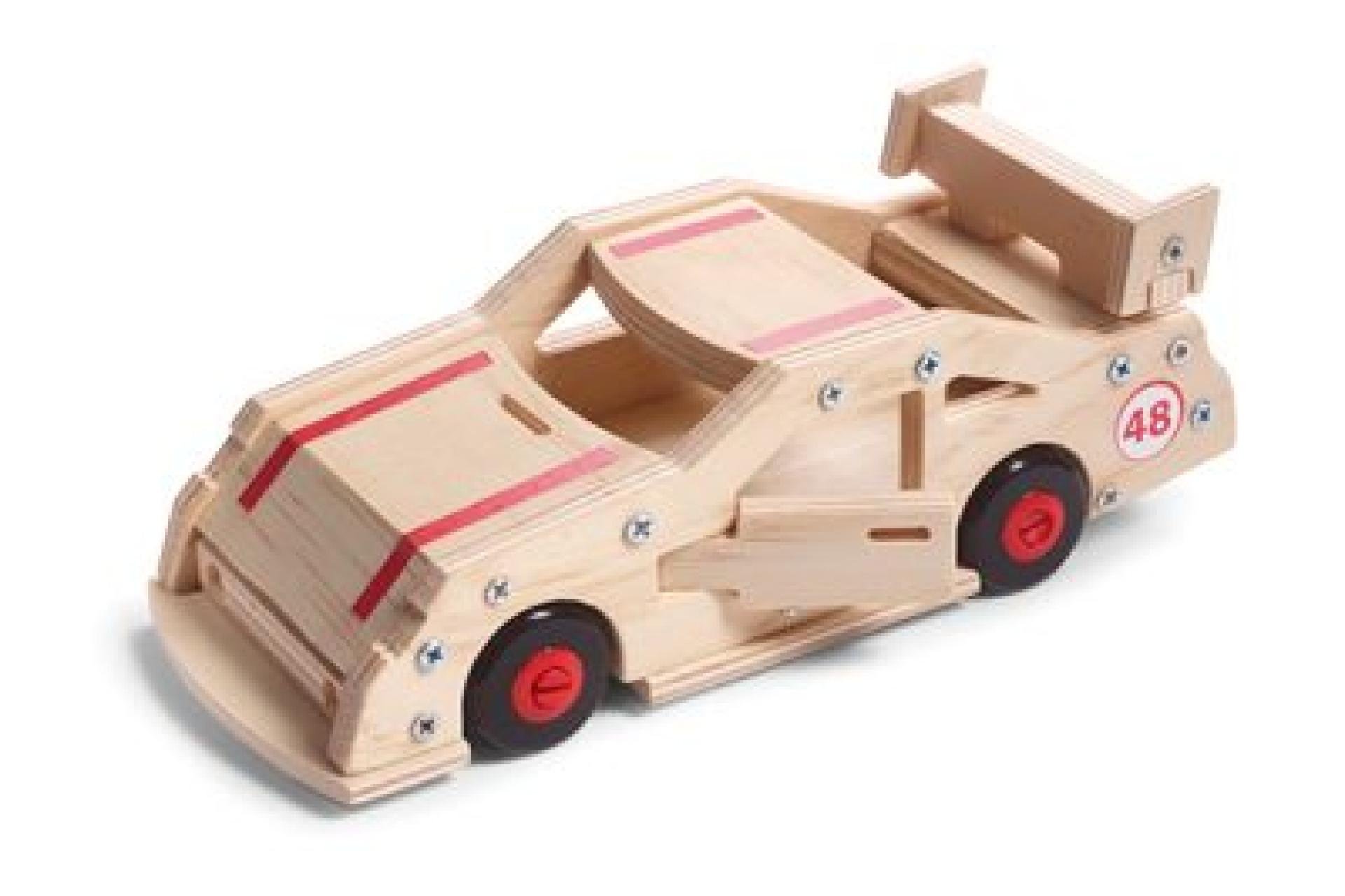 Een houten speelgoedauto