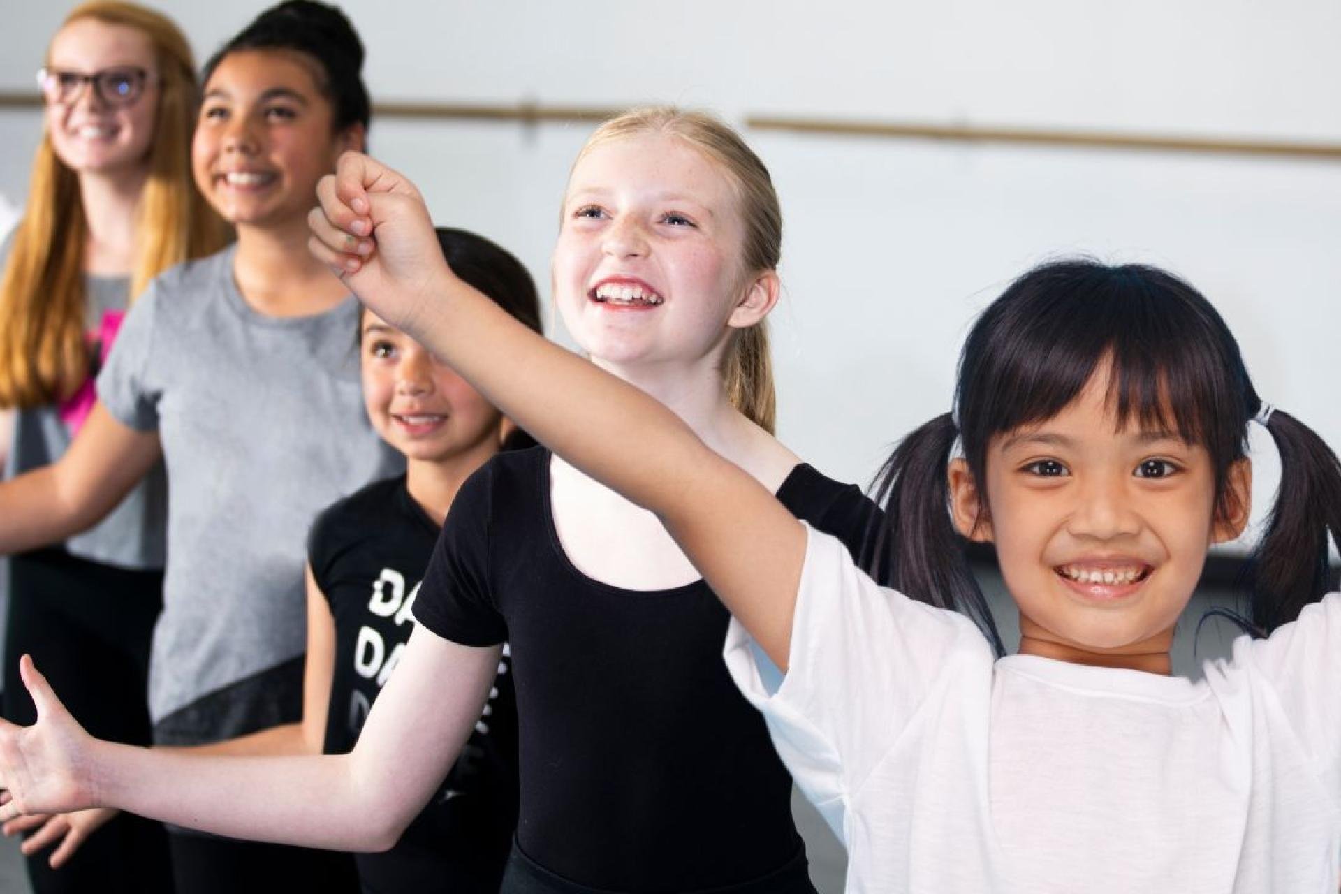 Kinderen in een danszaal kijken blij