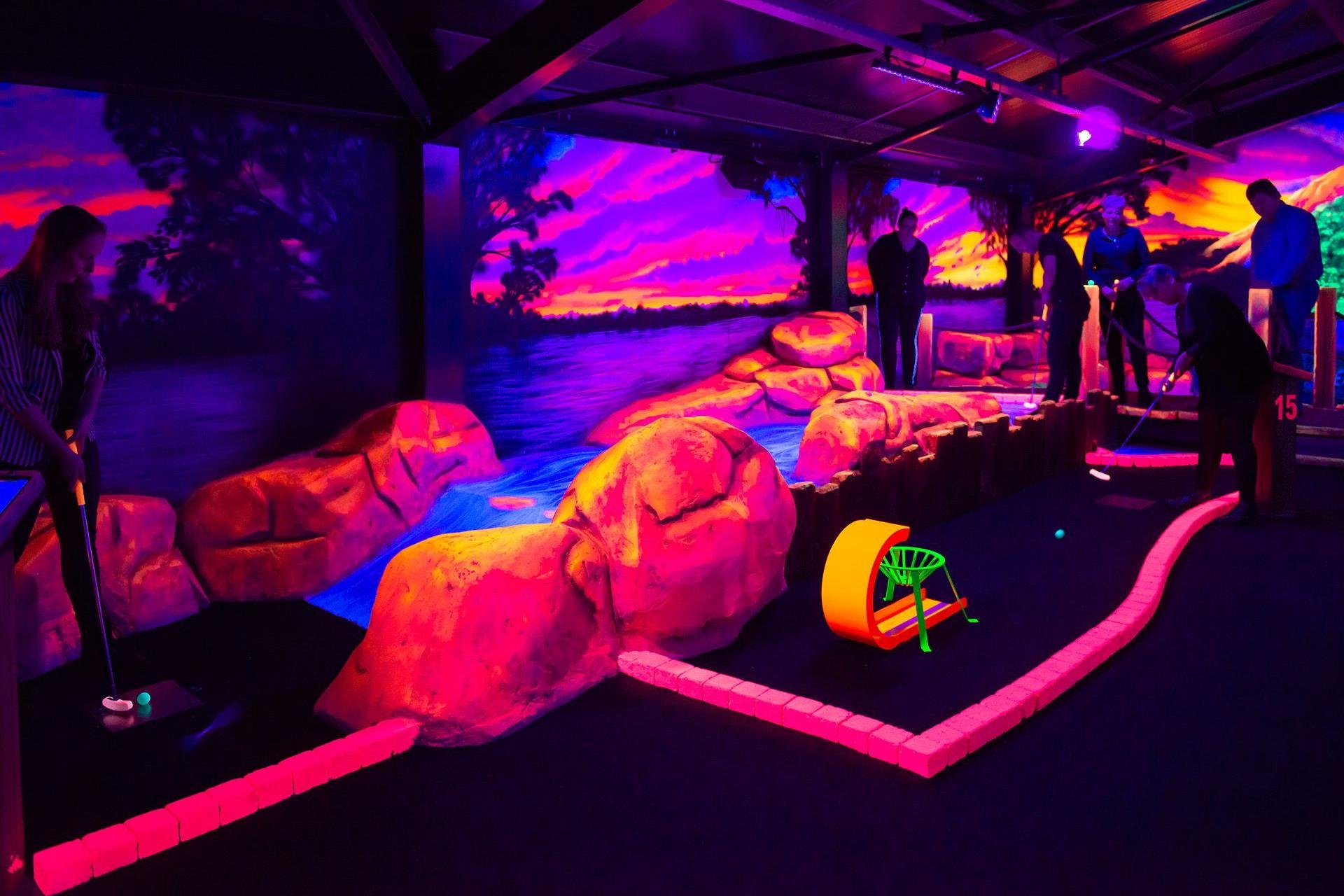 glow minigolf