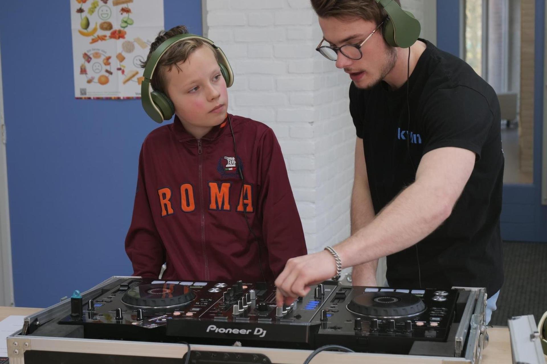 DJ Kyran met leerling